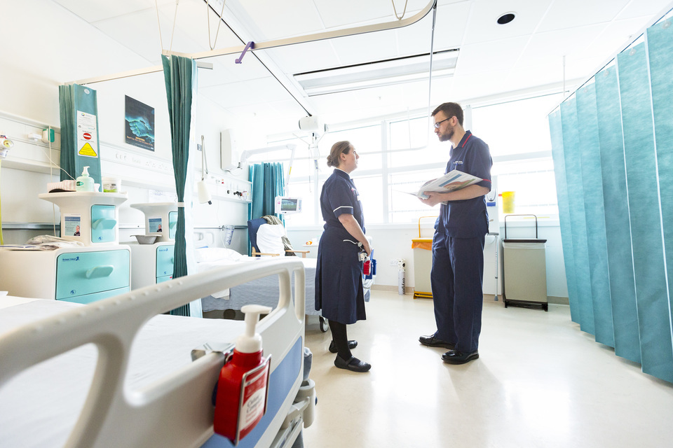 Imagem relacionada à notícia: Um milhão de funcionários do NHS para beneficiar de novas medidas de suporte