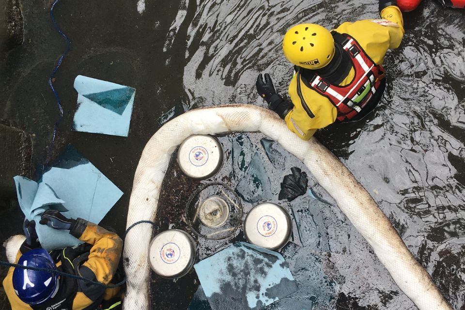 Imagem relacionada à notícia: Treinadores de Taw e Torridge multados por vazamento de diesel no estuário de Taw