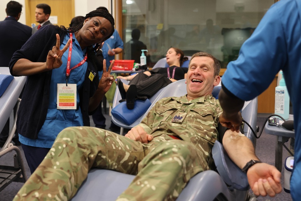 Imagem relacionada à notícia: Defesa pessoal apoia a campanha de doação de sangue do NHS para salvar vidas