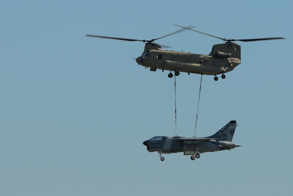 Imagem relacionada à notícia: Guarda Aérea de Iowa Vintage A- 7 Corsair vai em exibição