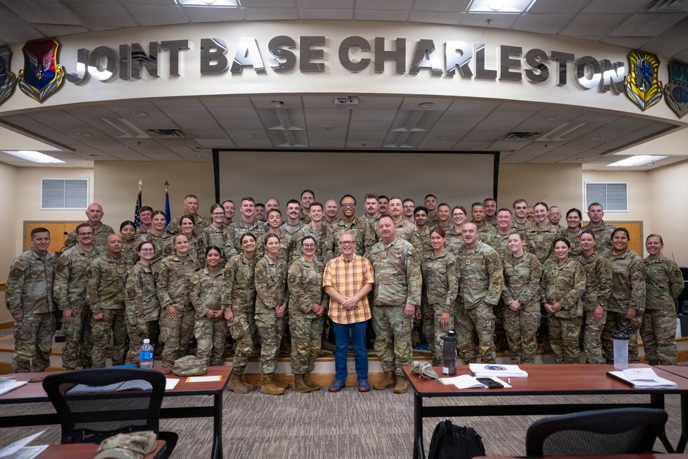 Imagem relacionada à notícia: 134 Os aviadores do FSS criam a disponibilidade durante o treinamento anual na Base Conjunta Charleston