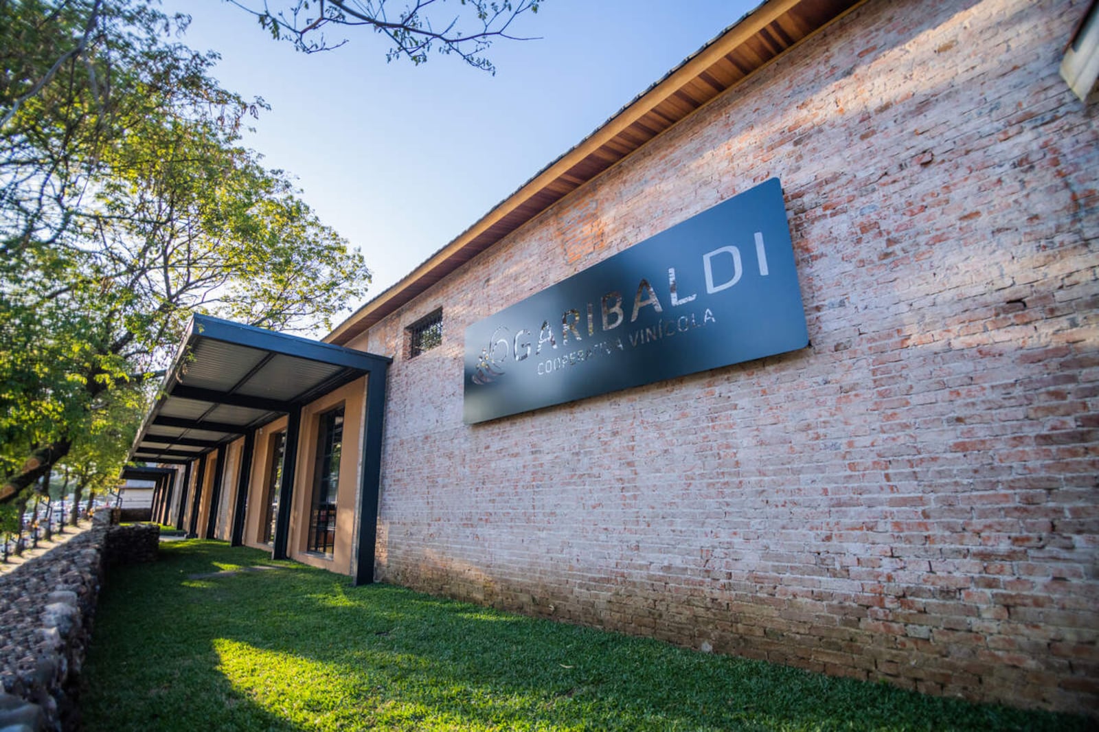 A Cooperativa Vinícola Garibaldi, localizada no município de Garibaldi, na Serra Gaúcha (RS), é referência na produção de vinhos e espumantes, unindo tradição, qualidade e inovação à riqueza da vitivinicultura regional. Augusto Tomasi