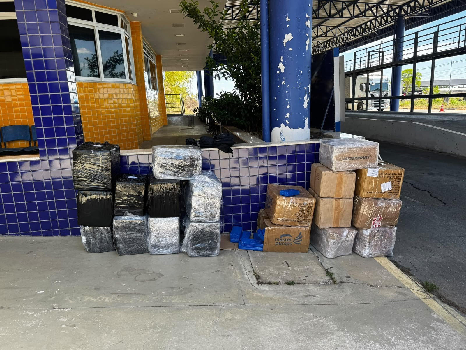 Imagem da matéria: Polícia prende caminhoneiro da Paraíba com mais de meia tonelada de drogas na Bahia