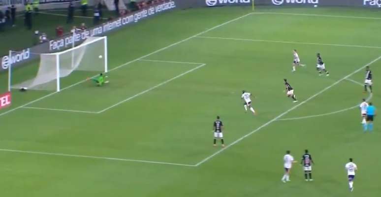 Léo Jardim comete falha em gol sofrido pelo Vasco e web reage: 'Amaldiçoado'
