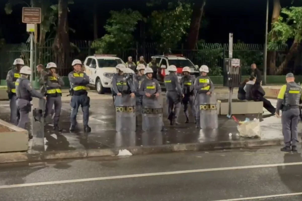 Cavalaria da PM chega à Avenida Paulista durante apuração da eleição