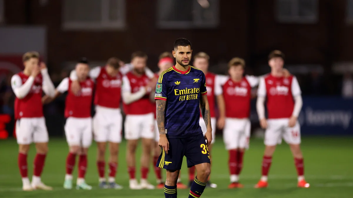 Bruno Guimarães perde pênalti e Arsenal é eliminado por time da 4ª divisão