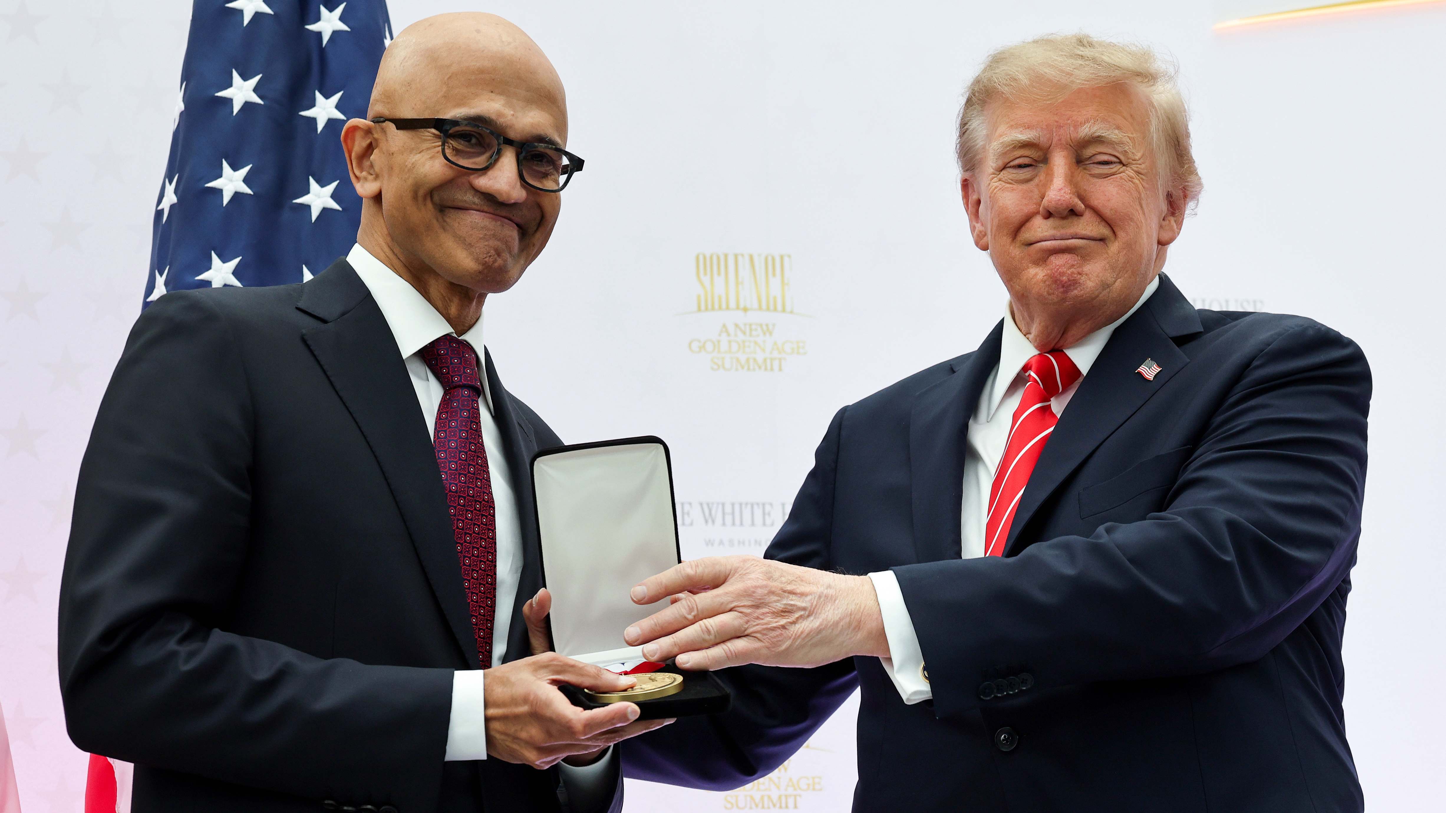 Trump suspendeu o programa de green cards da Microsoft e premiou seu CEO, tudo no mesmo dia