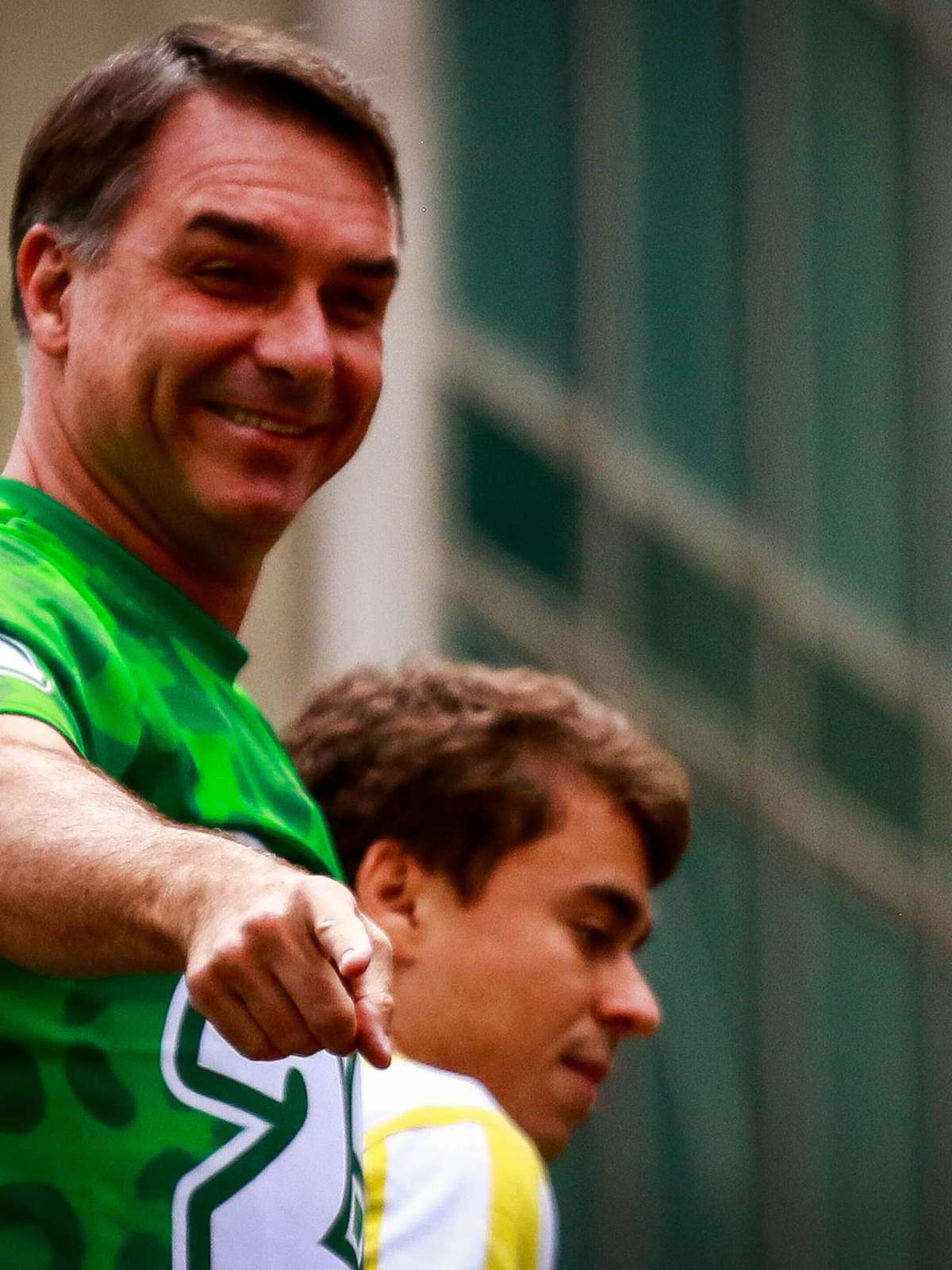 Dancinha funk, problema técnico e tietagem da PM: como foi o ‘bloco’ de Flávio Bolsonaro em São Paulo