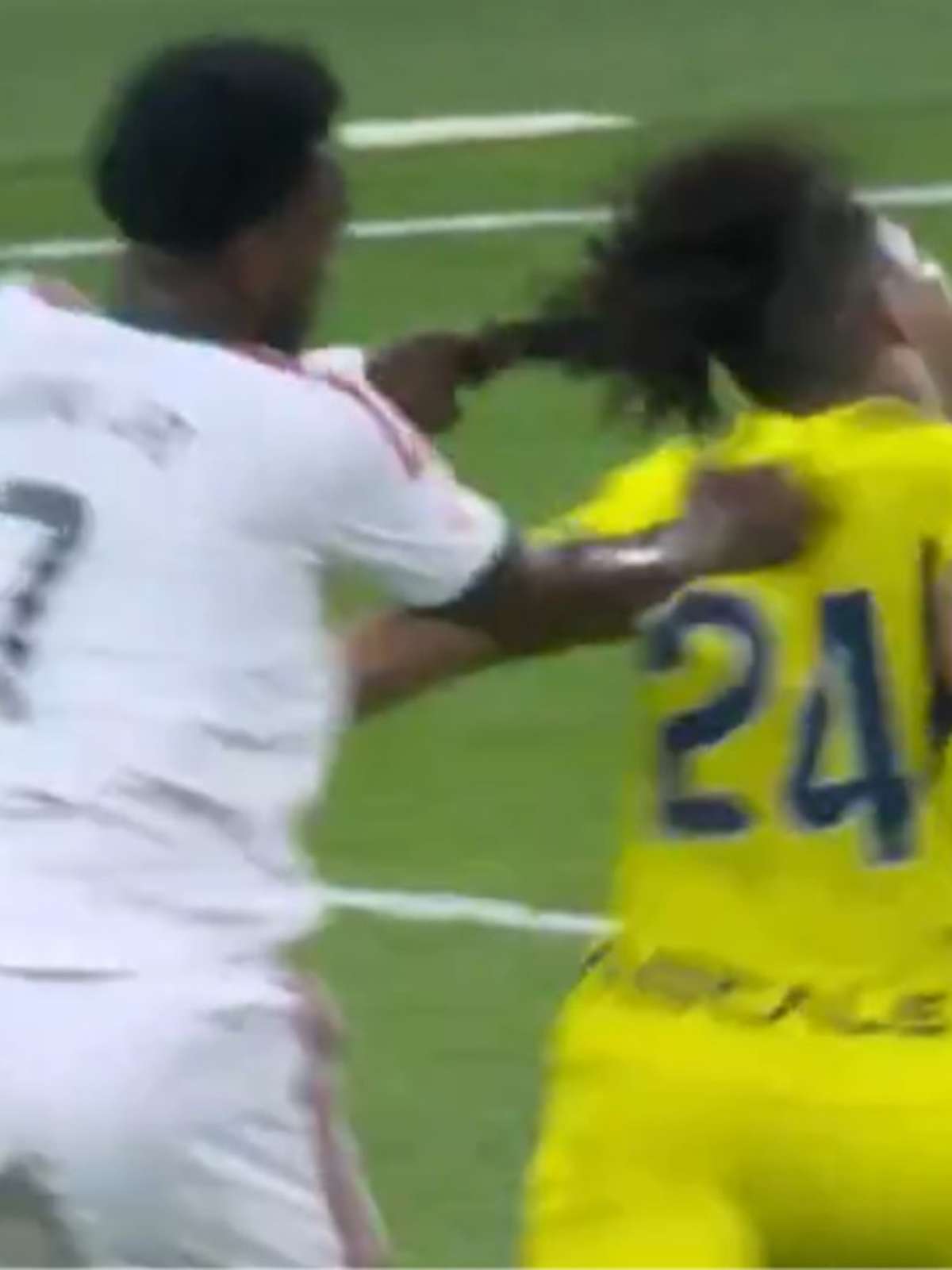 Vini Jr. é flagrado por câmeras empurrando funcionário após expulsão pelo Real Madrid