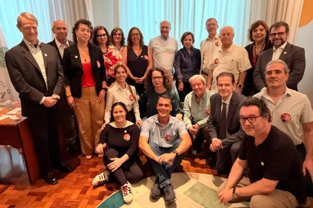 Imagem colorida mostra pesquisadores da USP com o vice-presidente Geraldo Alckmin. Metrópoles