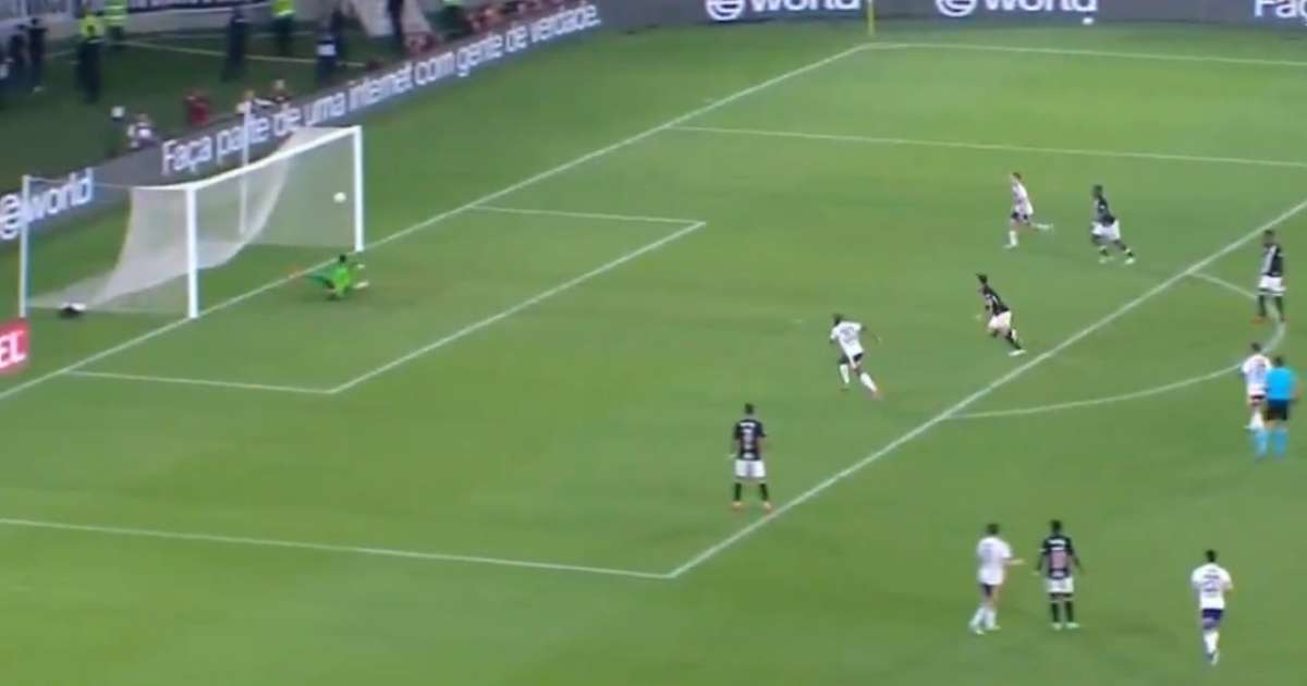 Léo Jardim comete falha em gol sofrido pelo Vasco e web reage: 'Amaldiçoado'