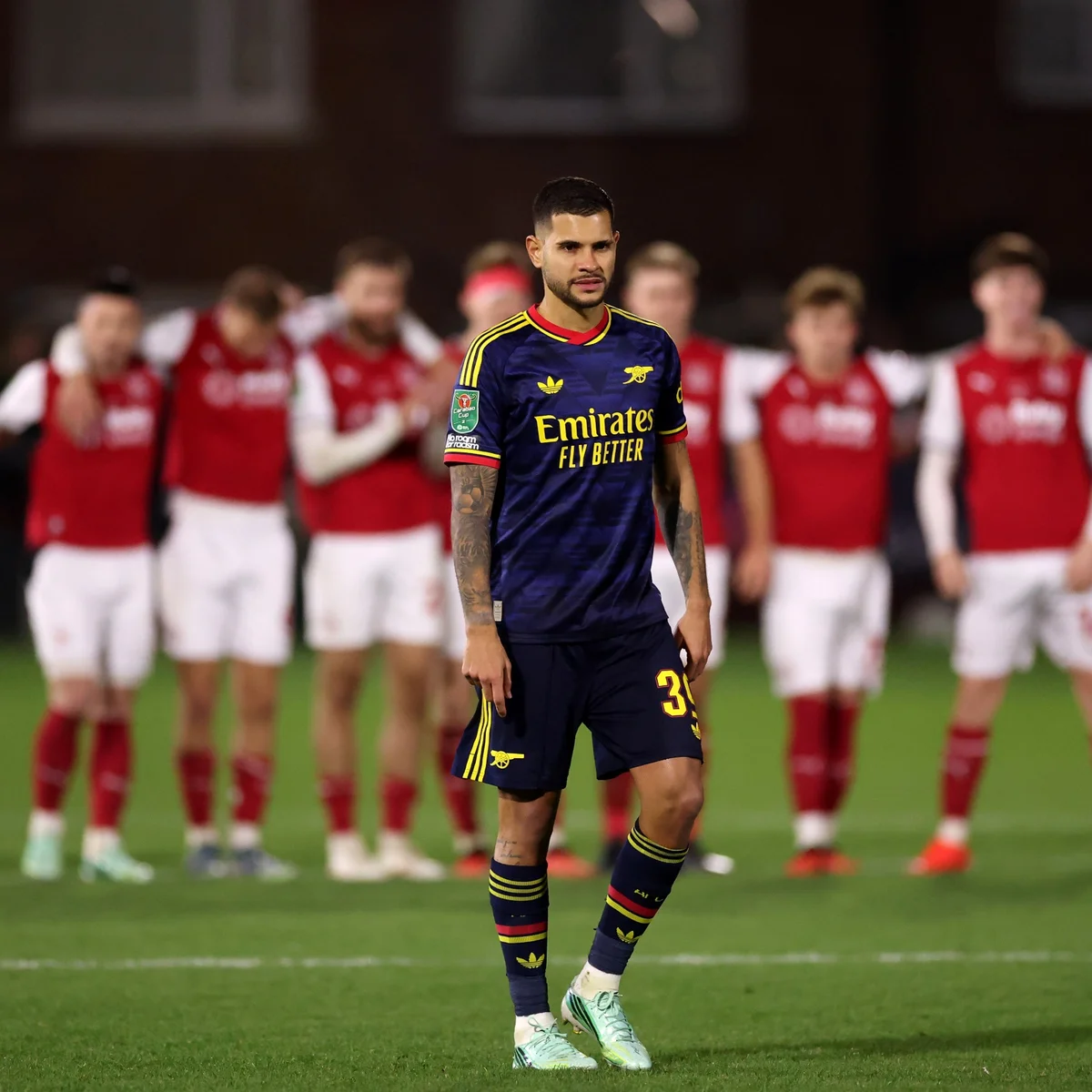 Bruno Guimarães perde pênalti e Arsenal é eliminado por time da 4ª divisão