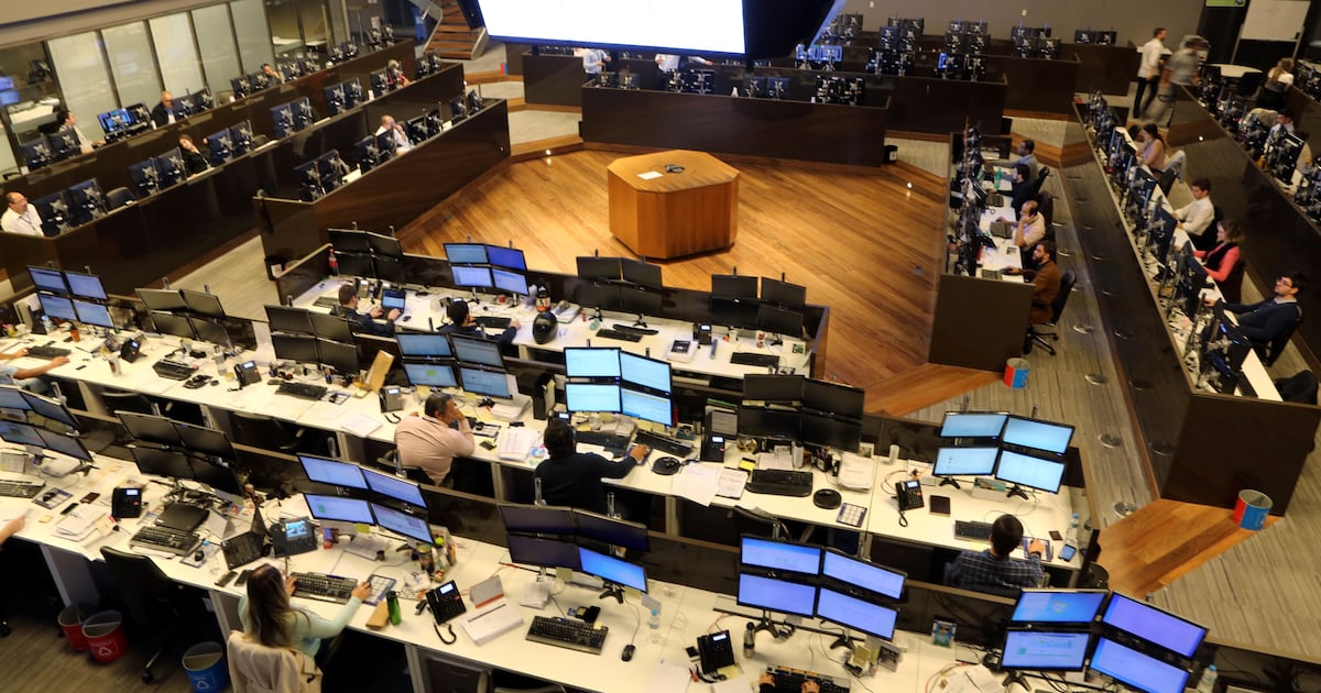 Ibovespa dispara e supera 200 mil pontos após resultado do 1º turno das eleições presidenciais