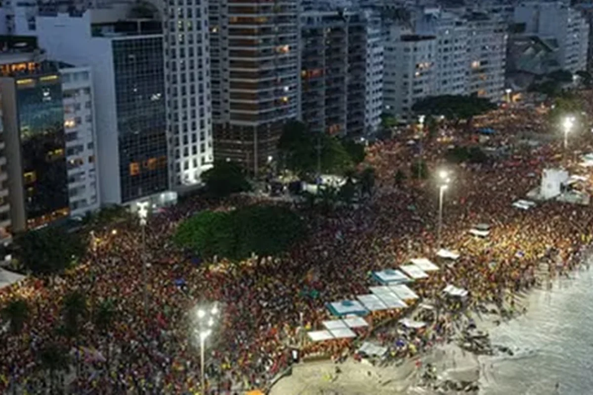 Ato Musical pela Democracia reúne 56 mil pessoas em Copacabana, diz USP