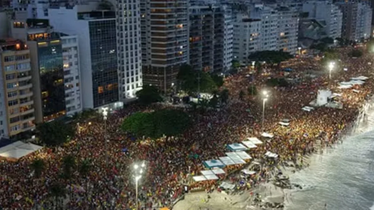 Ato Musical pela Democracia reúne 56 mil pessoas em Copacabana, diz USP