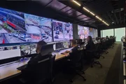 Funcionários trabalhando na sala do Smart Sampa no momento em que Tarcísio e Nunes visitaram local