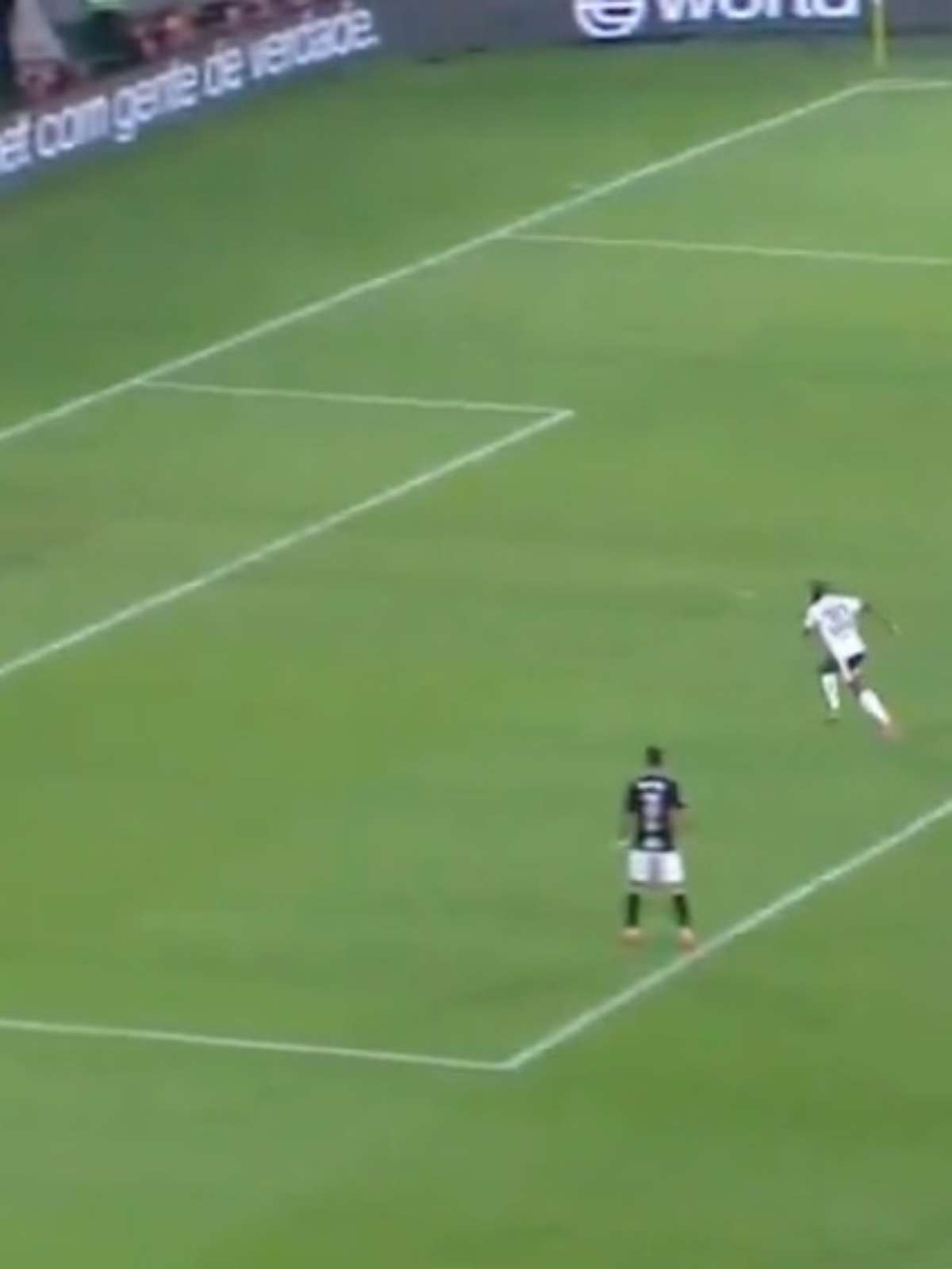 Léo Jardim comete falha em gol sofrido pelo Vasco e web reage: 'Amaldiçoado'