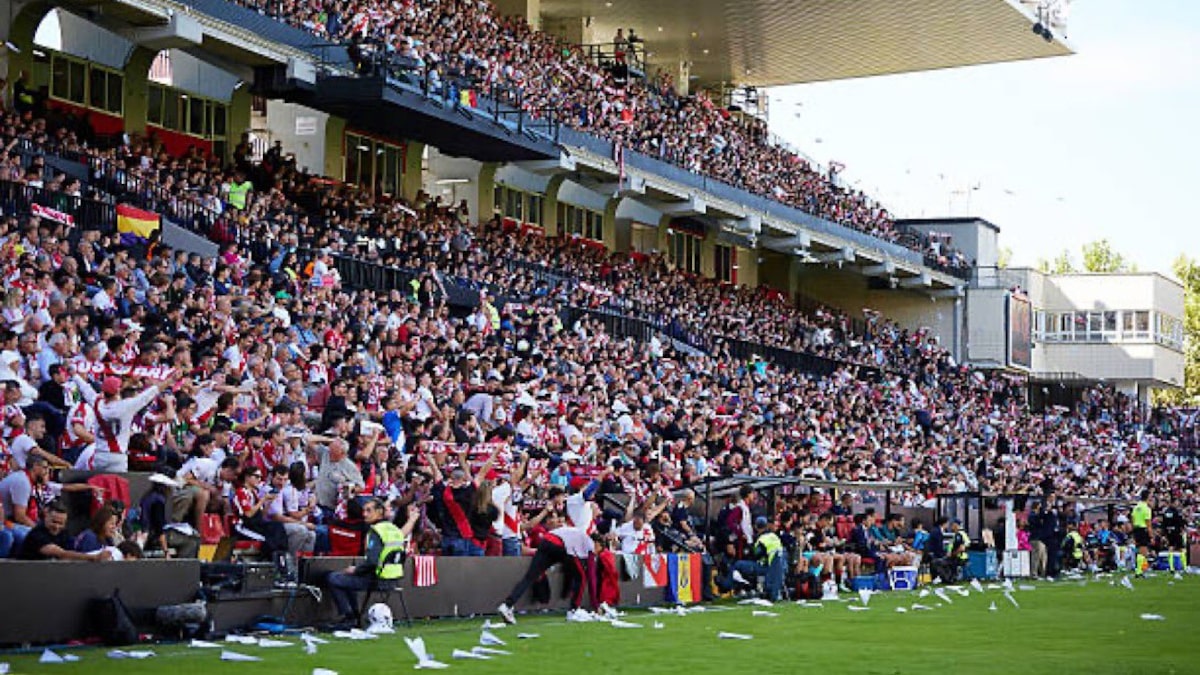 Partida de La Liga é cancelada após protestos de torcida com ‘aviõezinhos’ de papel