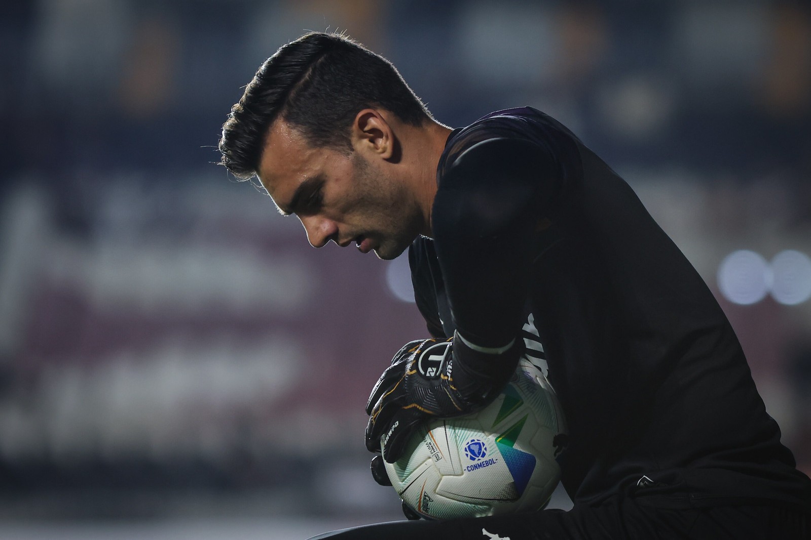 Vasco planeja contratar goleiro, e futuro de Léo Jardim entra em discussão para 2027