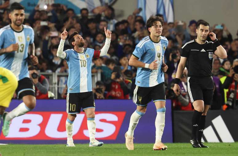 Giay surpreende imprensa argentina ao ser titular no adeus de Messi
