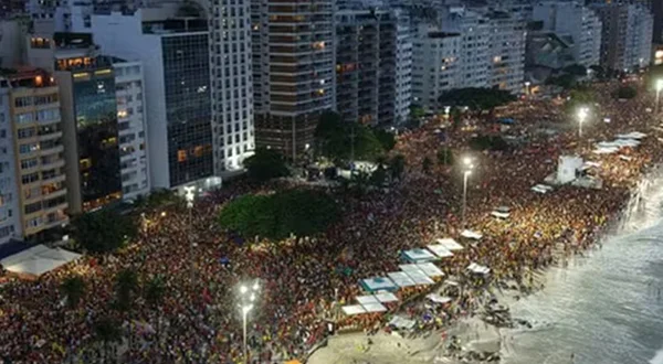 Ato Musical pela Democracia reúne 56 mil pessoas em Copacabana, diz USP