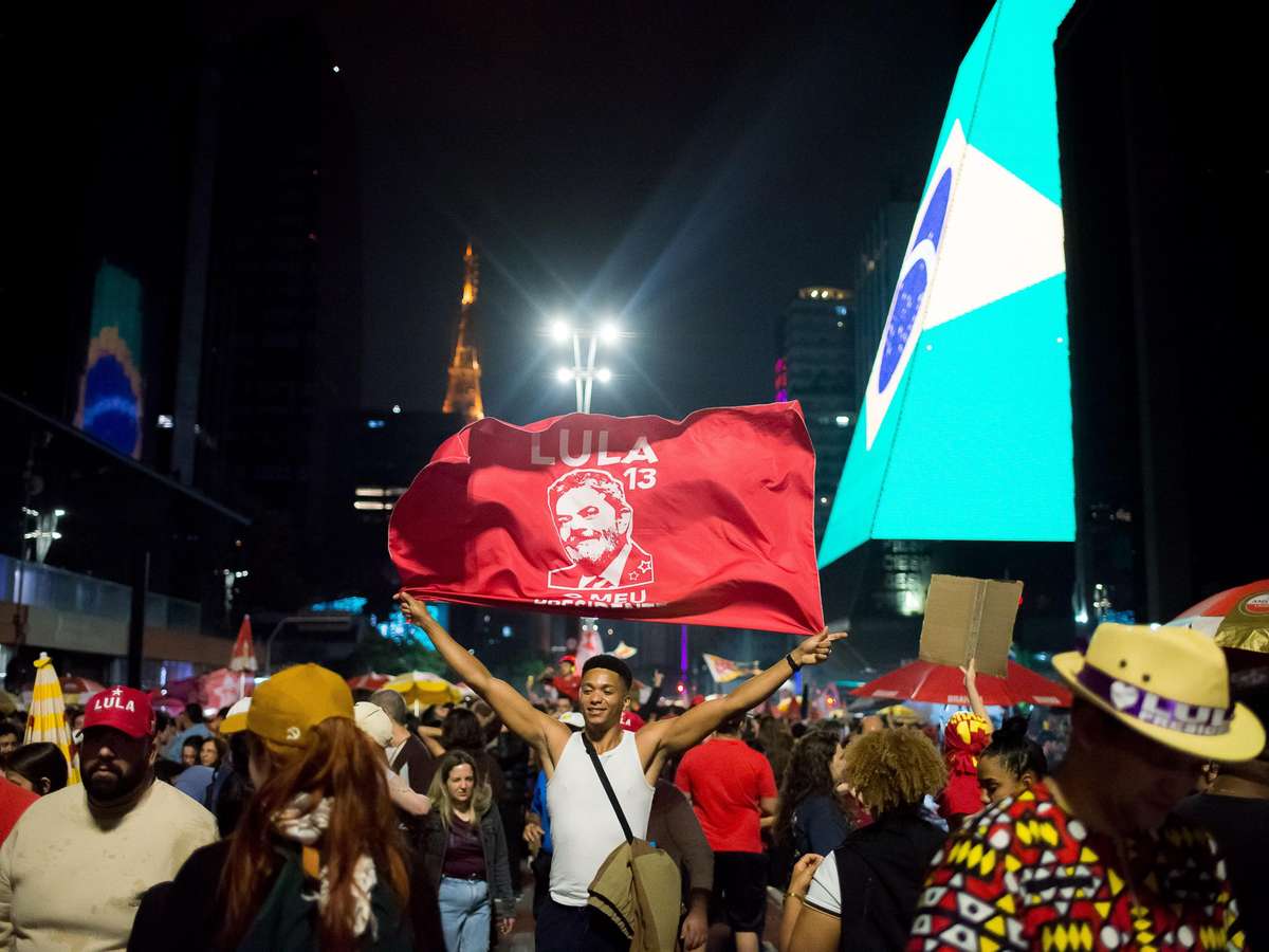 Beijos, Alckmin em evidência e festa para o Nordeste: como Lula foi recebido pela Avenida Paulista