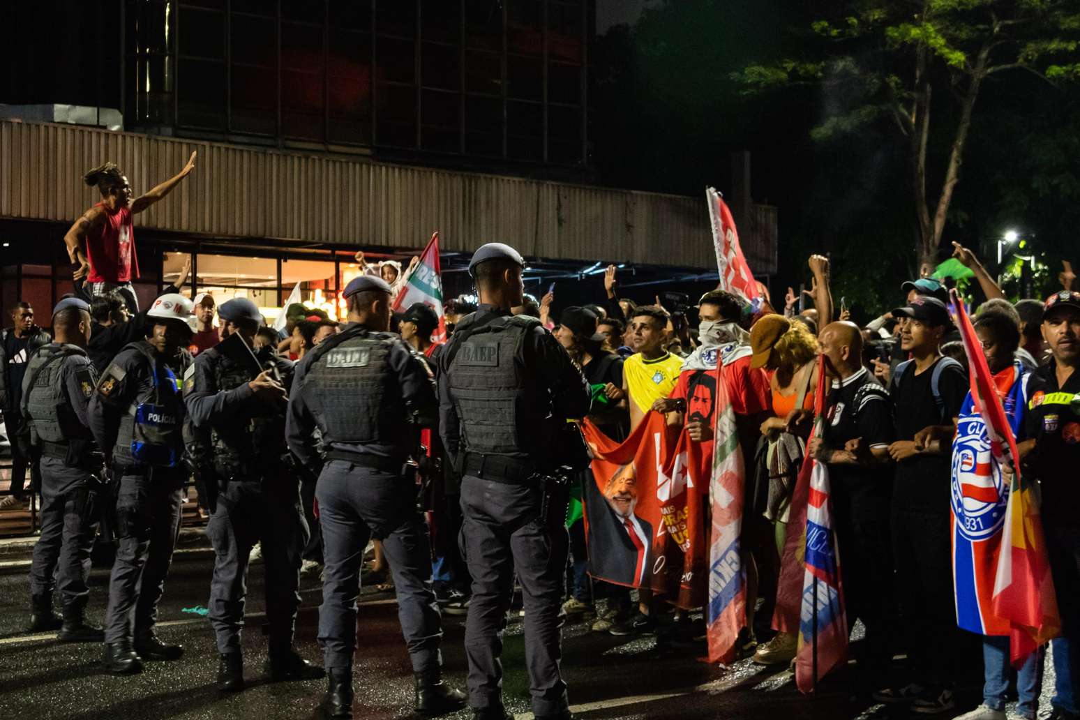 Apoiadores de Lula (PT) fazem festa na Avenida Paulista, em S&atilde;o Paulo, ap&oacute;s a reelei&ccedil;&atilde;o do petista