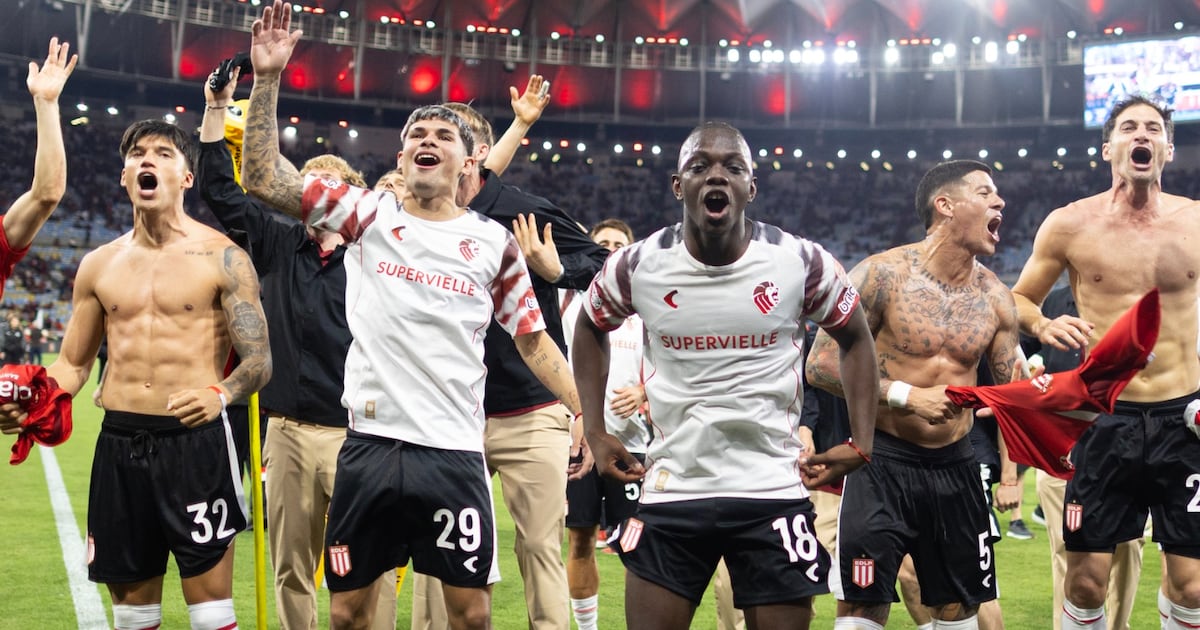 Fifa confirma. Liberou Rojo para jogar. Conmebol já organiza final entre Palmeiras e Estudiantes. Leila ridiculariza briga do Flamengo no tapetão