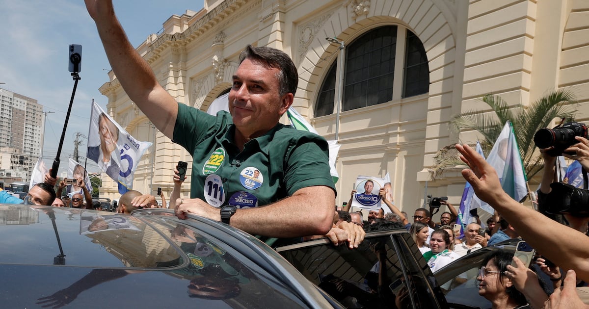Datafolha: Flávio Bolsonaro tem 52% dos votos válidos entre os mais propensos a votar; Lula, 48%