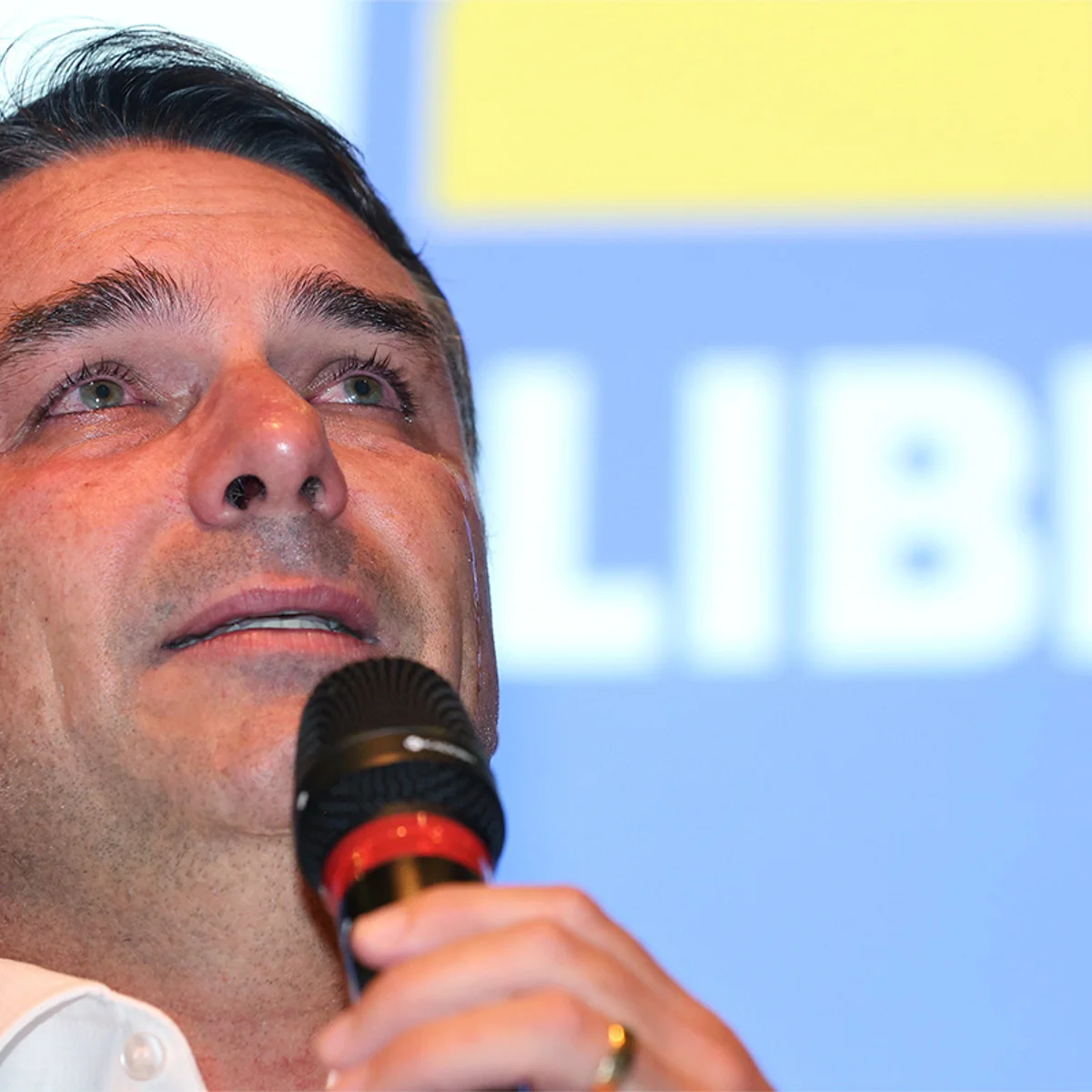 Flávio Bolsonaro é o 1º a liderar no 1º turno e perder corrida ao Planalto