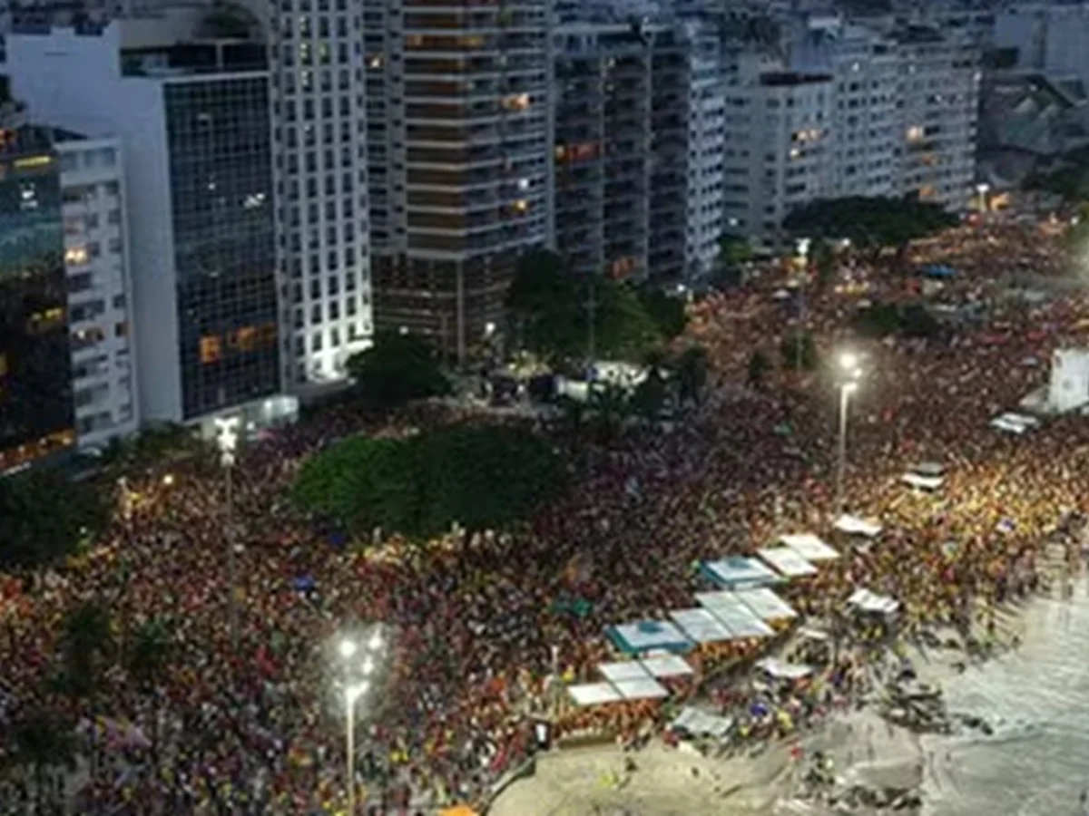 Ato Musical pela Democracia reúne 56 mil pessoas em Copacabana, diz USP