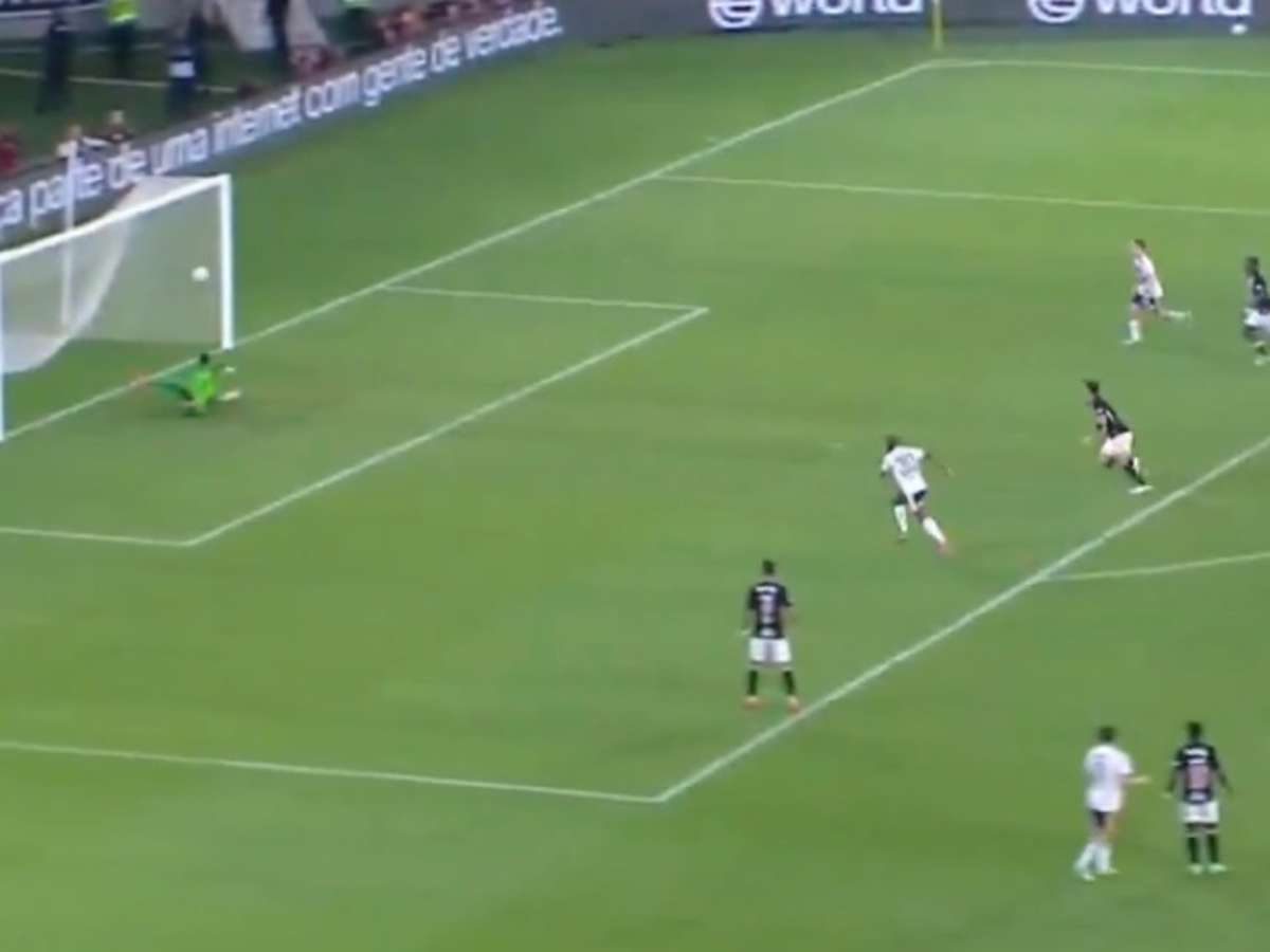 Léo Jardim comete falha em gol sofrido pelo Vasco e web reage: 'Amaldiçoado'
