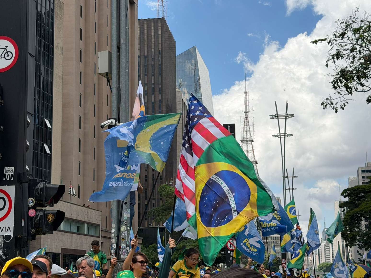 Apoiadores de Fl&aacute;vio Bolsonaro se reuniram na Avenida Paulista neste domingo, 18