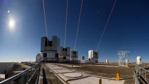 Lasers gigantes criam estrelas artificiais no céu do Atacama
