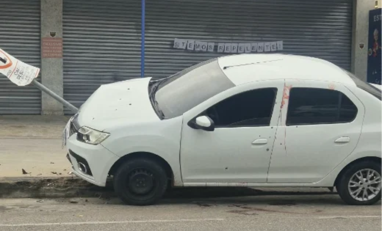 Jovem é morto a tiros dentro de carro e veículo bate contra poste de sinalização em BH