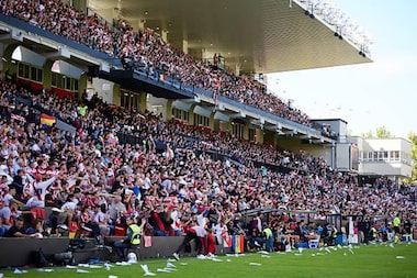 Partida de La Liga é cancelada após protestos de torcida com ‘aviõezinhos’ de papel