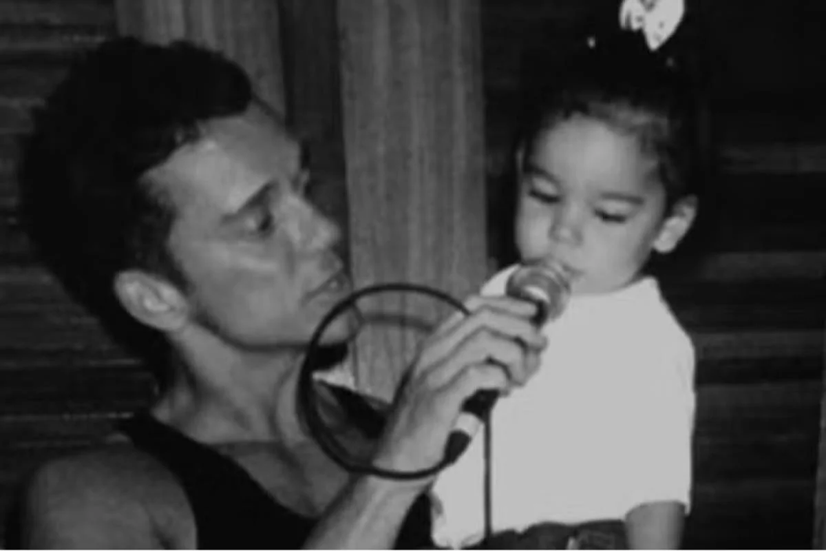 Imagem em preto e branco de Netinho e a filha, Bruna - Metrópoles