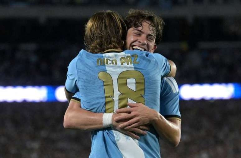 Giay surpreende imprensa argentina ao ser titular no adeus de Messi