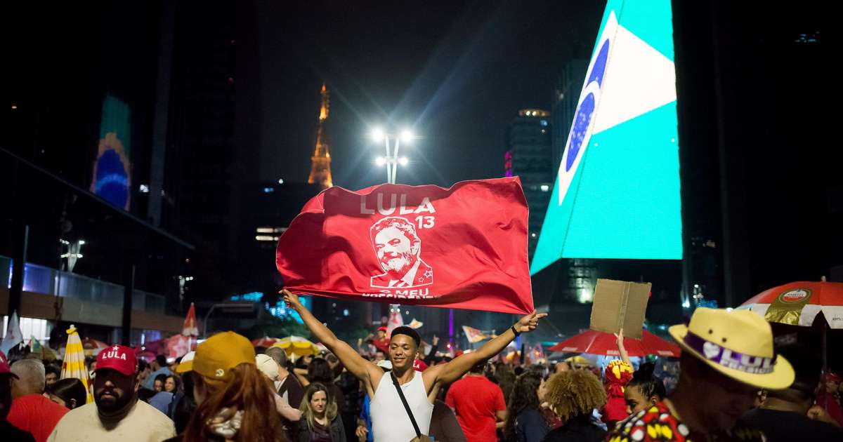 Beijos, Alckmin em evidência e festa para o Nordeste: como Lula foi recebido pela Avenida Paulista