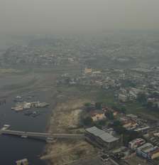 A cidade de Manaus amanheceu neste sábado, 10, coberta por uma densa camada de fumaca pelo terceiro dia seguido em decorrencia das queimadas na regiao da Amazonia brasileira, fazendo com que a qualidade do ar seja classificada como pessima segundo dados do IQAir. Foto: SUAMY BEYDOUN/AGIF - AGÊNCIA DE FOTOGRAFIA/ESTADÃO CONTEÚDO
