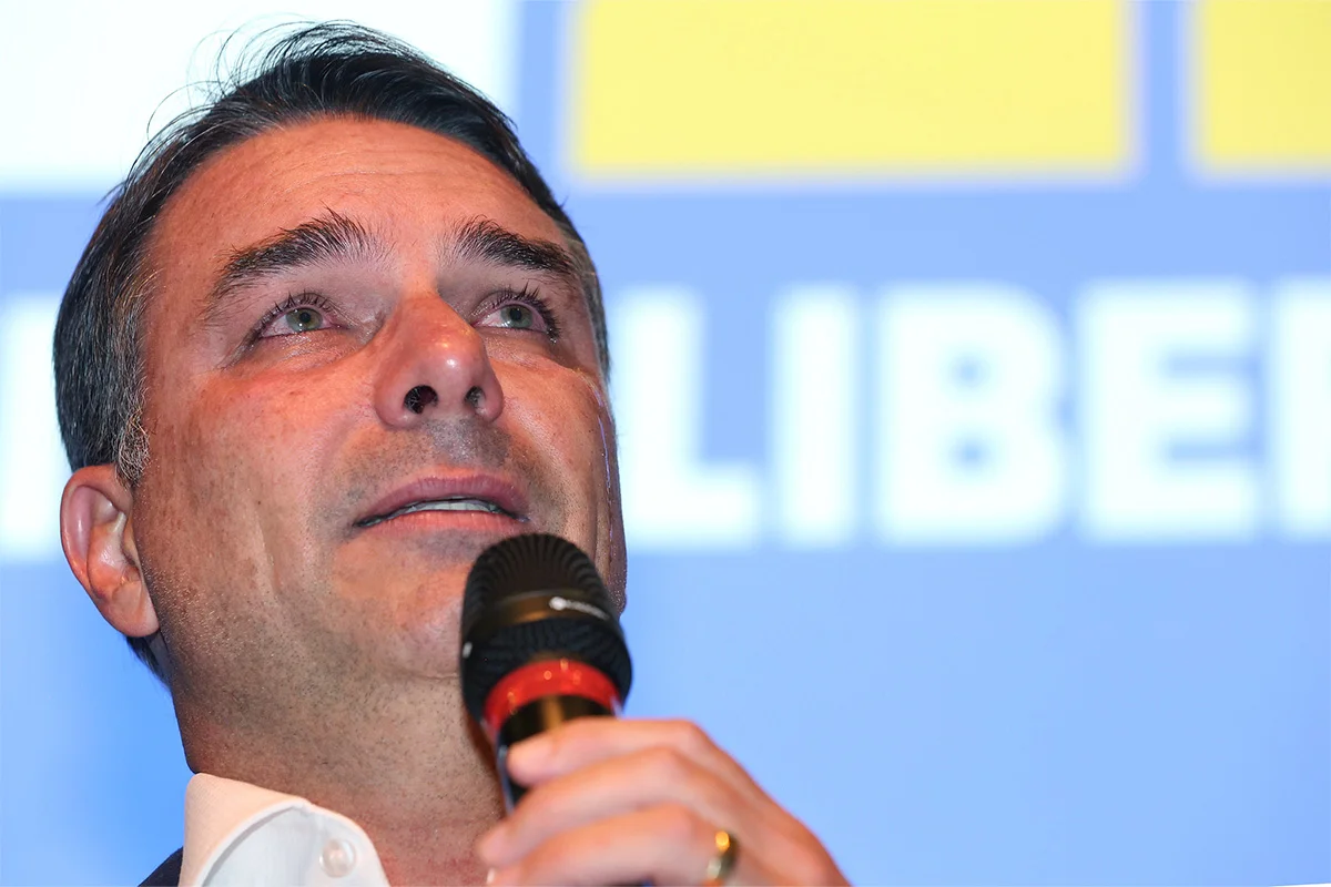 Flávio Bolsonaro é o 1º a liderar no 1º turno e perder corrida ao Planalto