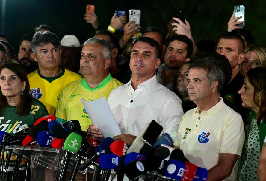 TSE rebate Flávio e diz que é 'falsa' informação de que fiscais PL foram expulsos de sala-cofre