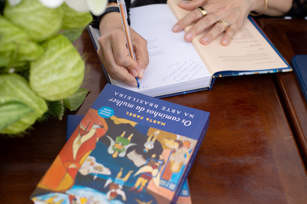 Marta Fadel lança livro Os caminhos da mulher na arte brasileira no Meiota