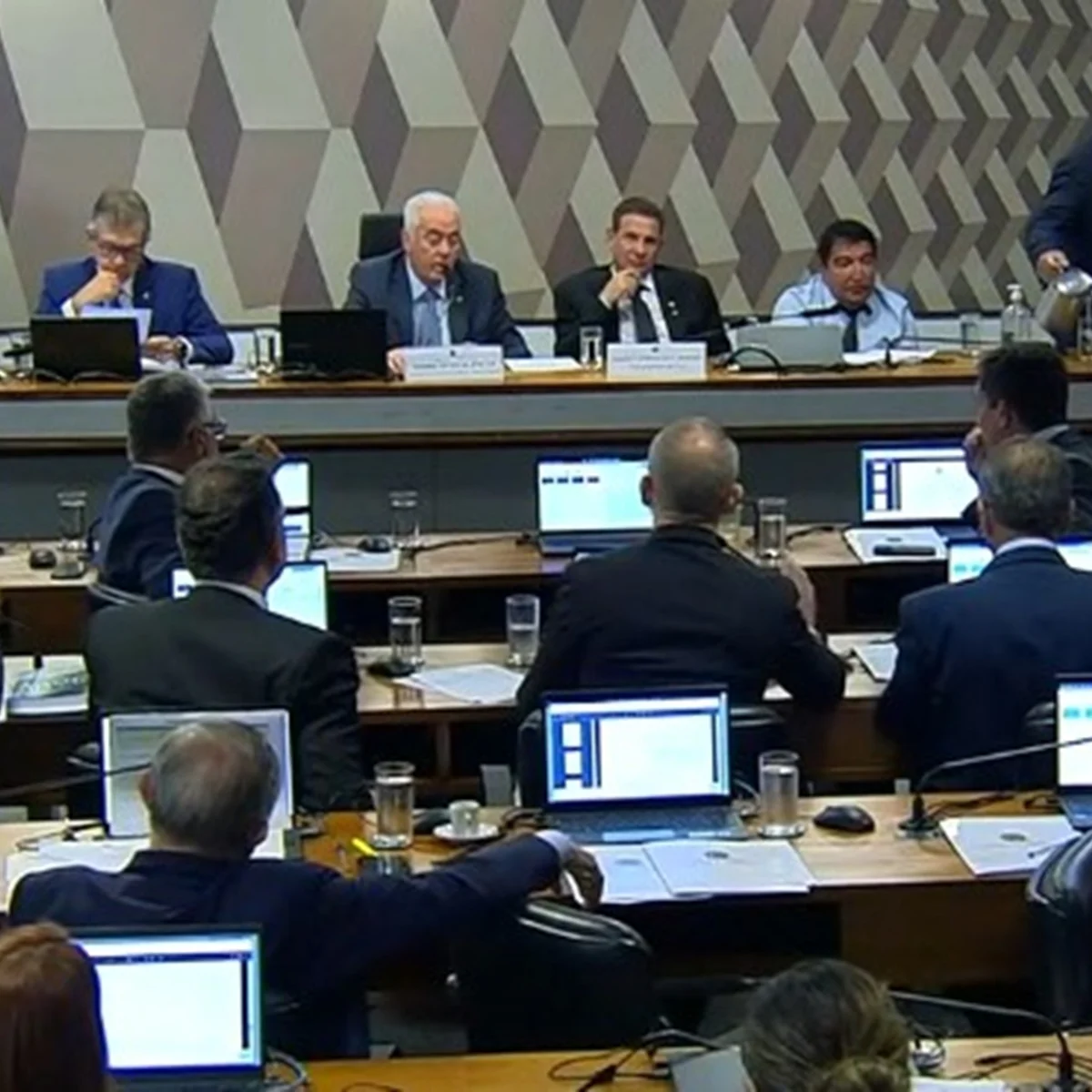 CCJ do Senado conclui votação da PEC da Segurança; texto vai ao plenário