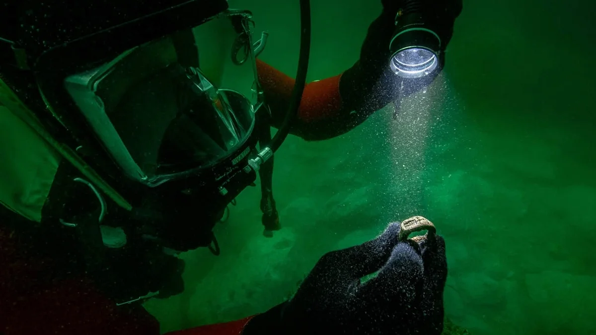 Palácio submerso no Egito guardou anel com imagem do Farol de Alexandria