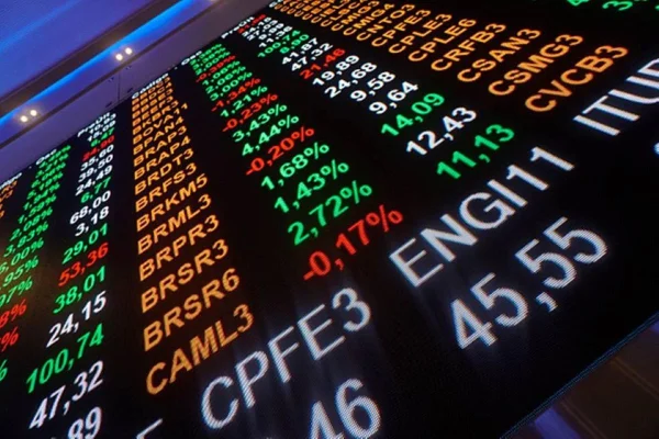 Dólar supera R$ 5, e Bolsa cai 1,04% após recorde histórico