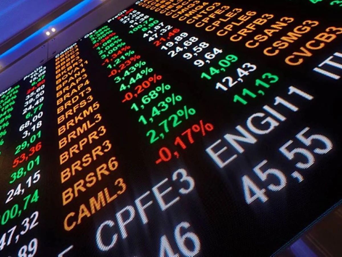 Dólar supera R$ 5, e Bolsa cai 1,04% após recorde histórico