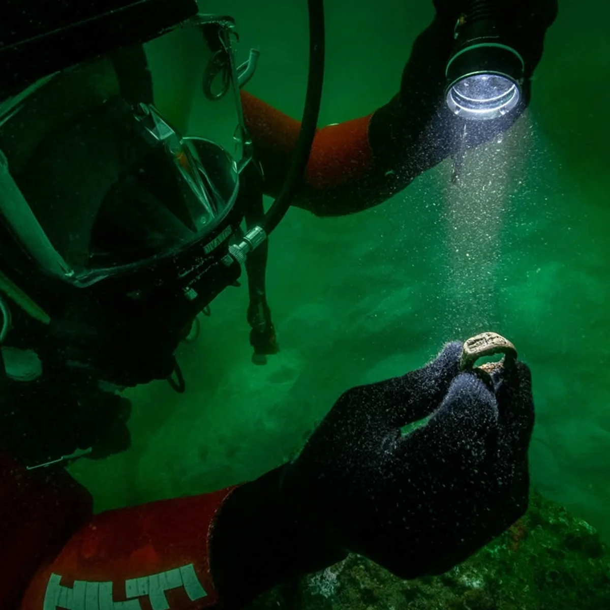 Palácio submerso no Egito guardou anel com imagem do Farol de Alexandria