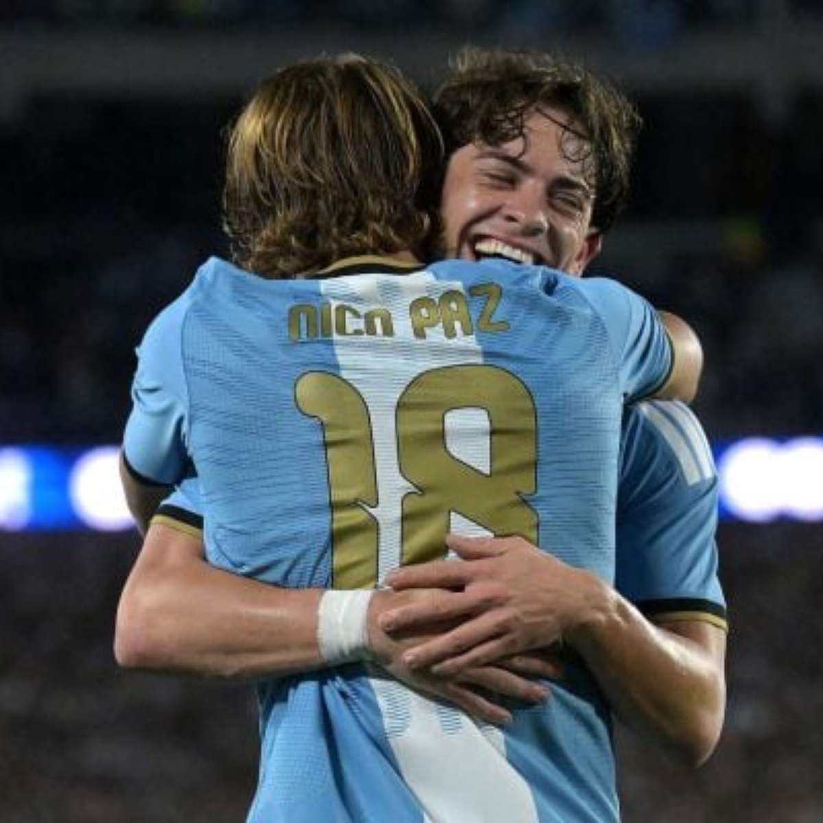 Giay surpreende imprensa argentina ao ser titular no adeus de Messi