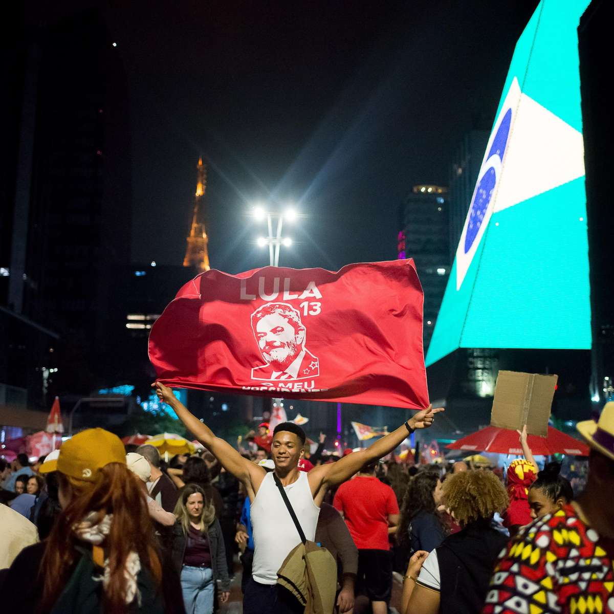 Beijos, Alckmin em evidência e festa para o Nordeste: como Lula foi recebido pela Avenida Paulista